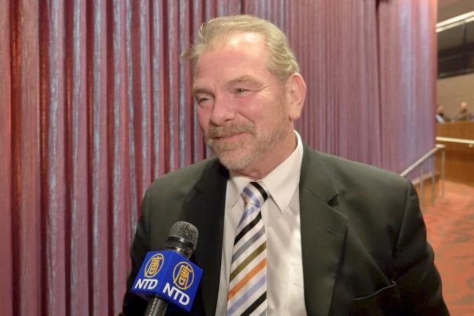 Doktor James Riser njöt av Shen Yun Performing Arts föreställning på BJCC Concert Hall i Birmingham, Alabama, den 15 februari 2017. Foto: NTD Television