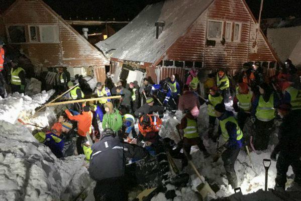I december 2015 träffades flera hus av skred i Longyearbyen. Foto: Tipsare/NTB/TT-arkivbild