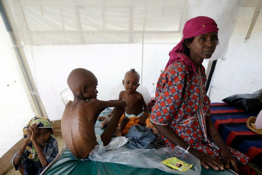 




Nära 1,4 miljoner barn som är akut undernärda riskerar att dö av svält i år i Nigeria, Somalia, Sydsudan och Jemen, enligt FN:s barnfond Unicef. Bilden är tagen på en klinik i Maiduguri i Nigeria.  Foto: Sunday Alamba/AP/TT-arkivbild                                                                                                                                                                                                                            
