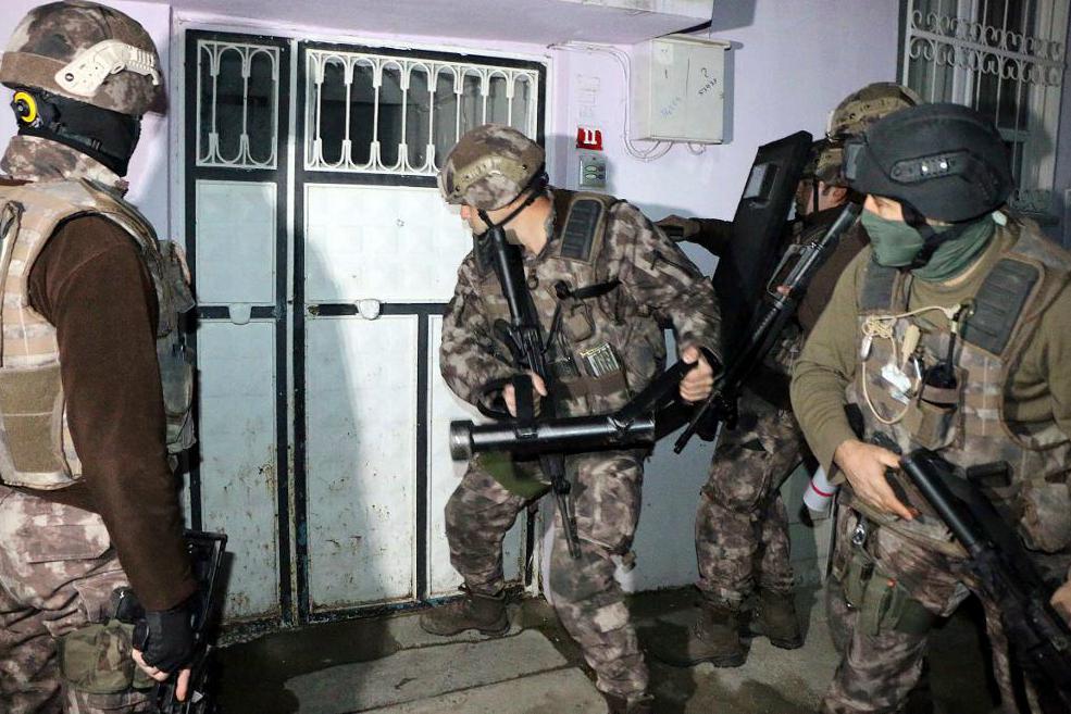 



Turkiska antiterrorstyrkor vid en tidigare insats mot misstänkta IS-anhängare. Foto: Mahir Alan/AP/TT-arkivbild                                                                                                                                                                                