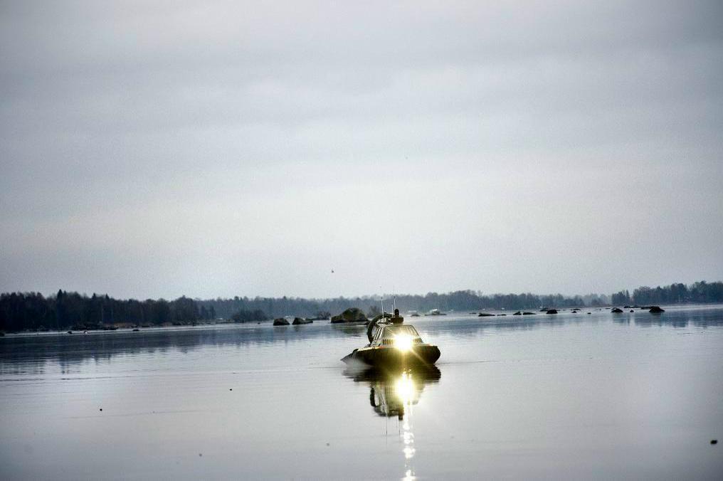 Grundstött fartyg i Göta älv tar in vatten. Foto: Kicki  Nilsson /TT