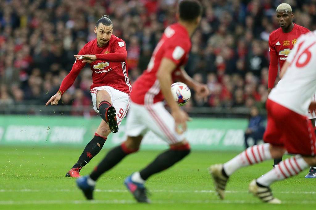 
Zlatan Ibrahimovic ger Manchester United ledningen med 1-0 i ligacupfinalen mot Southampton. Foto: Tim Ireland/AP/TT                                            