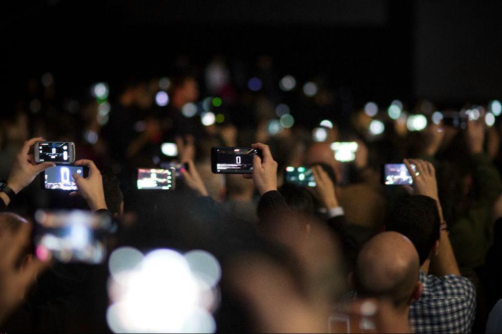 


Besökare använder sina mobiler för att fotografera under mobilmässan Mobile World Congress i Barcelona. Foto: Emilio Morenatti/AP/TT-arkivbild                                                                                                                                    