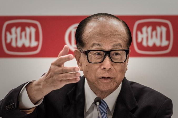 Hongkongmagnaten Li Ka-shing vid en presskonferens i Hongkong 2015. Li har hittills inte gett sitt stöd till någon kandidat i valet till högste ledare i Hongkong. Foto: Philippe Lopez/AFP/Getty Images
