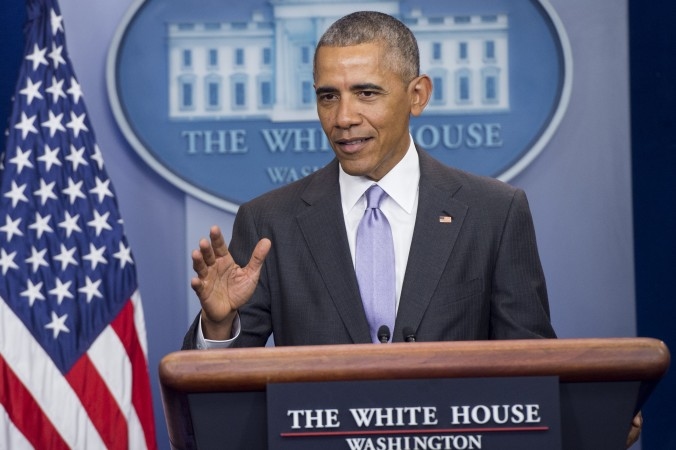 Barack Obama talar vid pressekreterare Josh Earnest sista dagliga pressträff under Obamaadministrationen den 17 januari 2017. (Foto: (Saul Loeb/AFP/Getty Images)