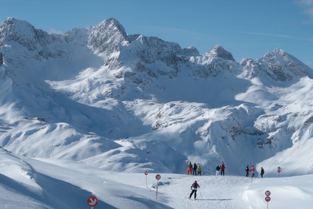 Skidåkning i Österrike, här Lech. Skidåkare måste vara obsevanta på eventuell lavinfara. Foto: Sean Gallup/Getty Images)