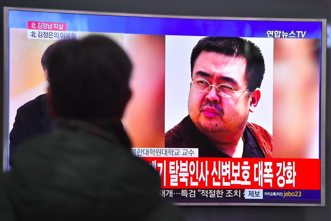 En man tittar på nyheten om Kim Jong-Nam, som ska ha mördats i Malaysia, rapporterade sydkoreanska medier den 14 februari. Han var halvbror till Nordkoreas ledare, Kim Jong-Un. Foto: Jung Yeon-Je/AFP/Getty Images)