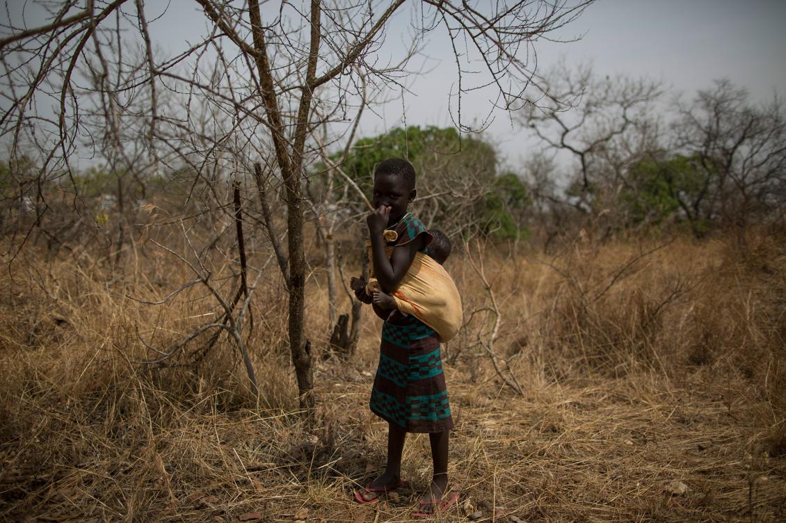 


En sydsudanesisk flicka utanför flyktinglägret Bidi Bidi i Uganda. Foto: Dan Kitwood/Getty Images                                                                                                                                    