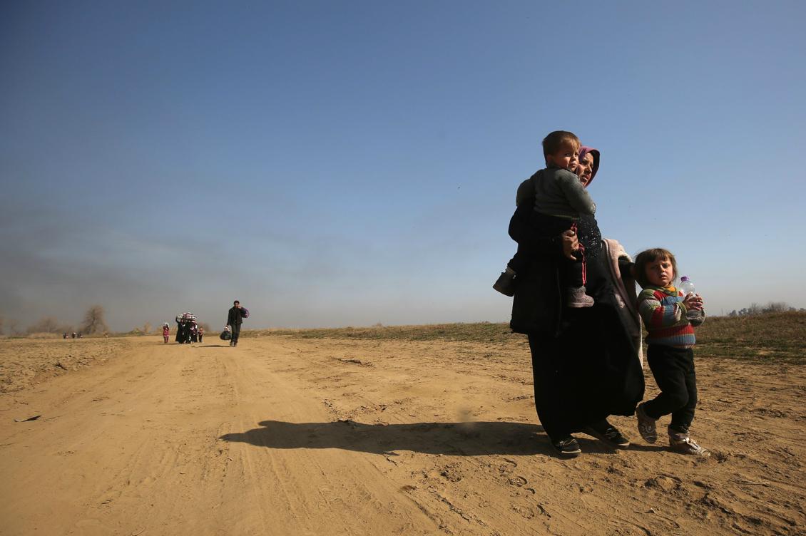 Invånarna flyr västra Mosul medan irakiska styrkor försöker återta stadsdelen från IS. Foto: Ahmad Al-Rubaye /AFP/Getty Images