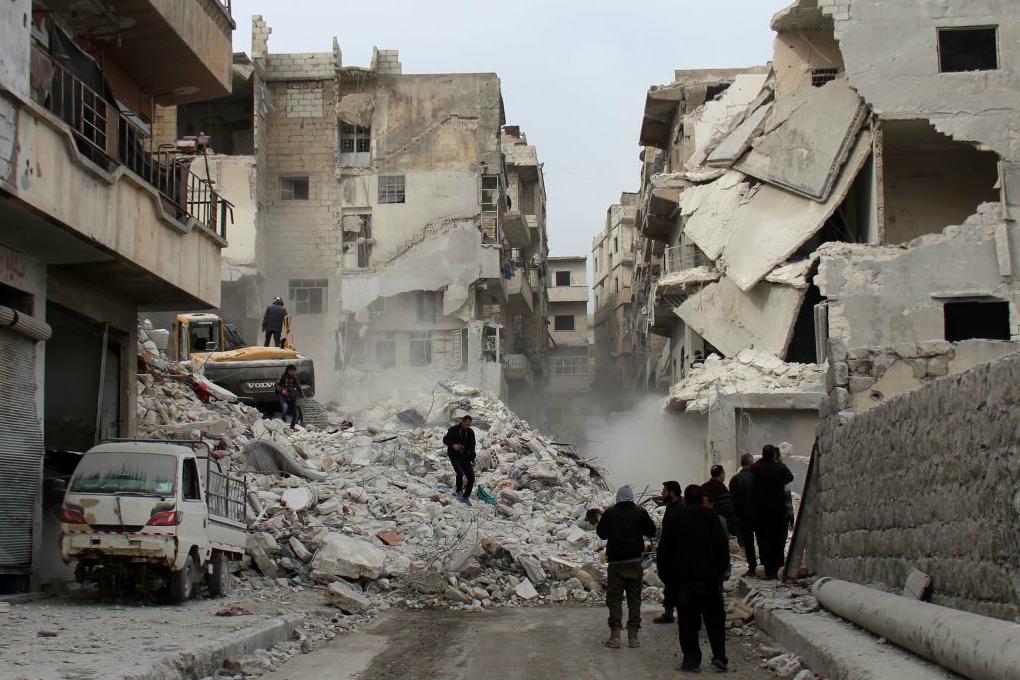 De "Vita hjälmarna" letar efter överlevande efter flygattacken den 27 februari i staden Ariha. Foto: Omar Haj Kadour /AFP/Getty Images