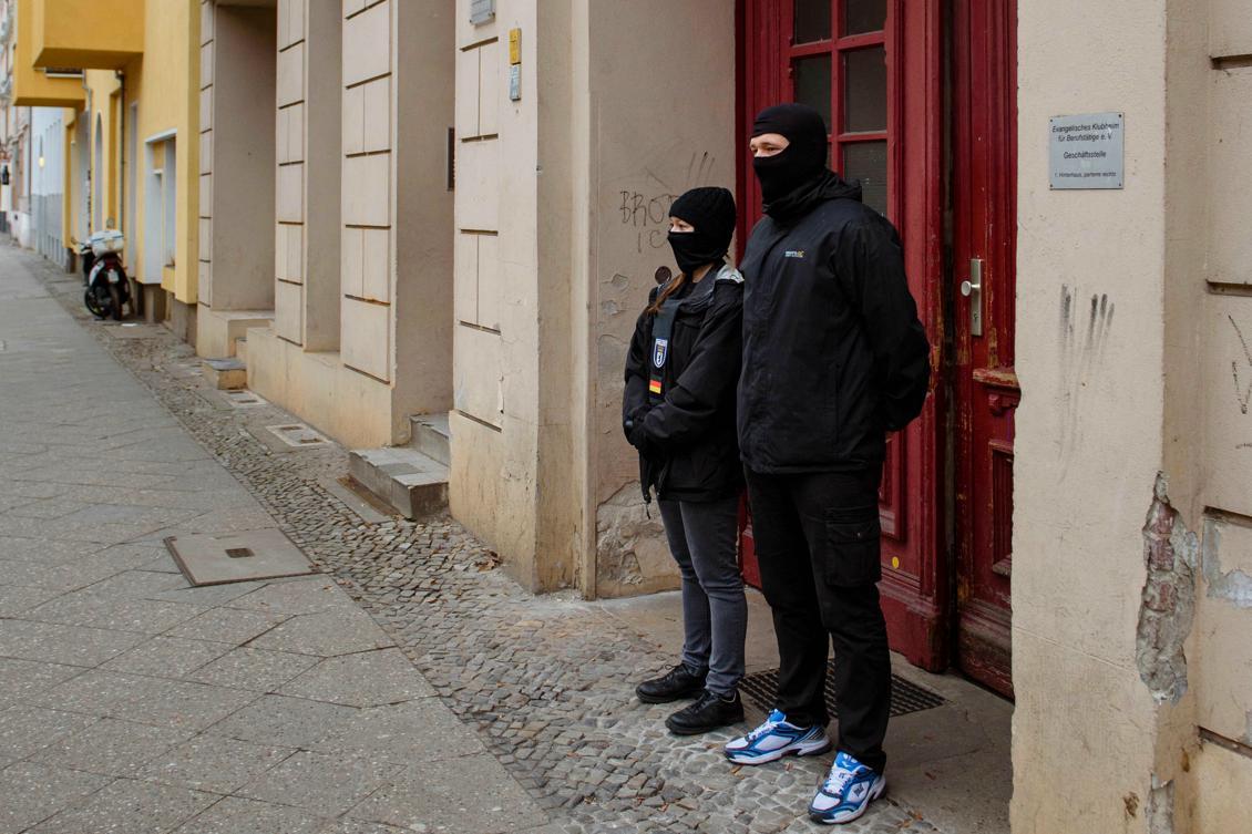 

33 moskéer undersöktes den 28 februari av tysk polis. Poliser vaktar ingången till en av dem Foto: Gregor Fischer /AFP / Getty Images                                                                                        
