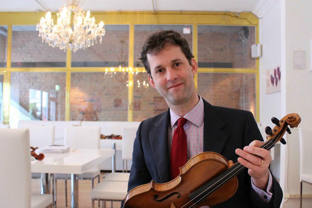 James Buchanan från Amati Auctions har värderat fioler i 20 år. I måndags och tisdags var de i Stockholm. Foto: Susanne W Lamm