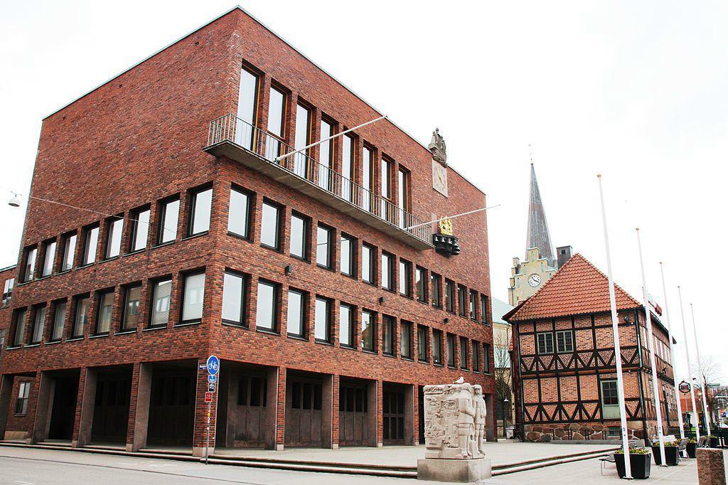 Rådhuset i Halmstad har utrymts efter ett bombhot. 