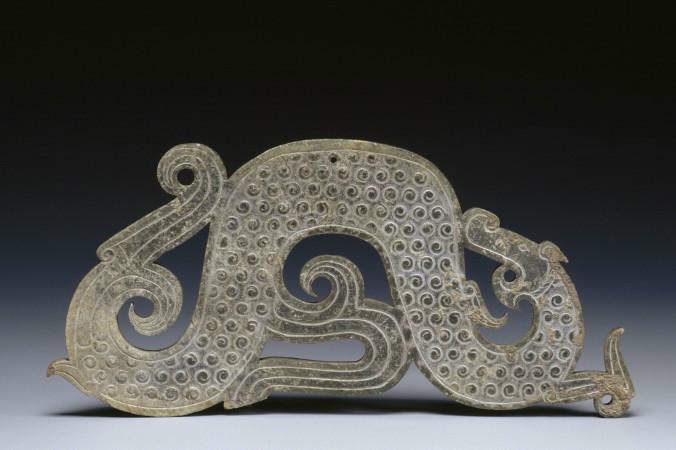 Ett hängsmycke av jade i form av en drake från de Krigande staternas period. Foto: Guimet Museum, Frankrike
