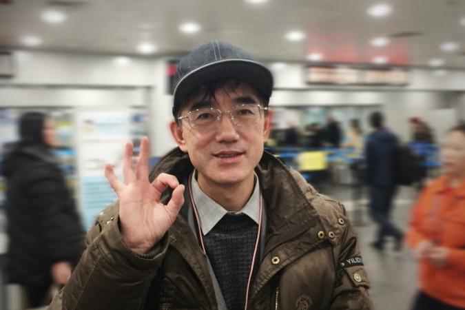 Sun Yi på flygplatsen i Peking innan flykten. Fotot används med tillåtelse av Sun Yi.