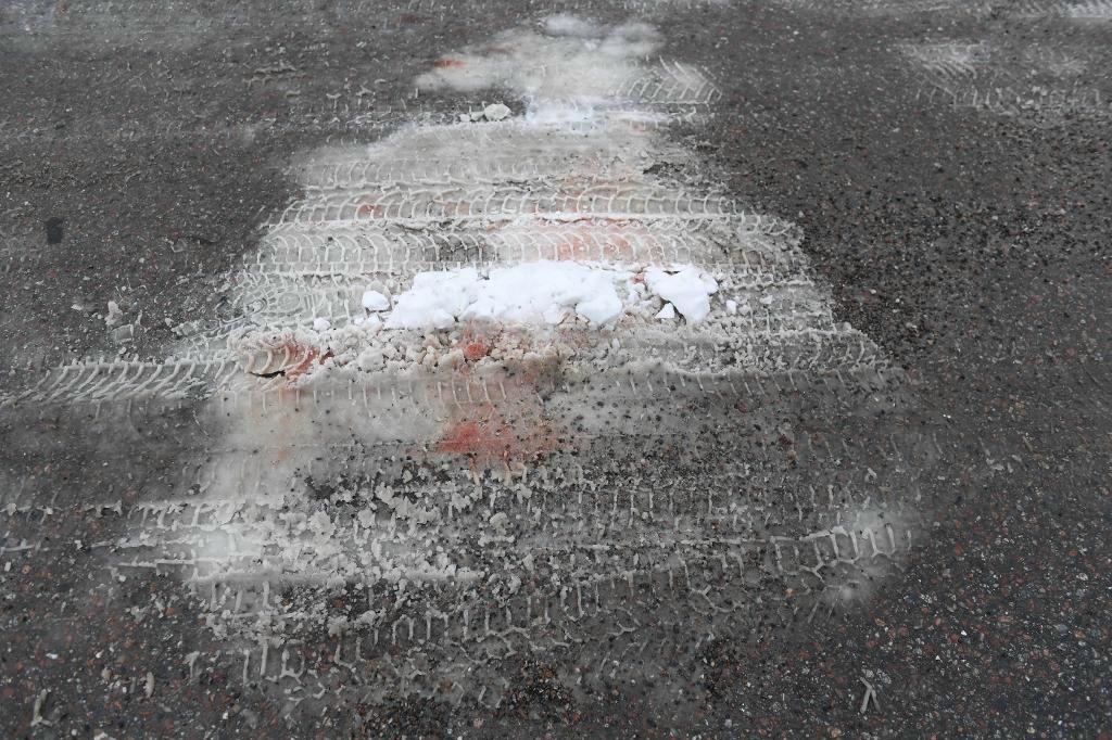 Blodspår i snön vid platsen där två personer sköts ihjäl i närheten av en grundskola i Kista i nordvästra Stockholm. Foto: Pontus Lundahl/TT