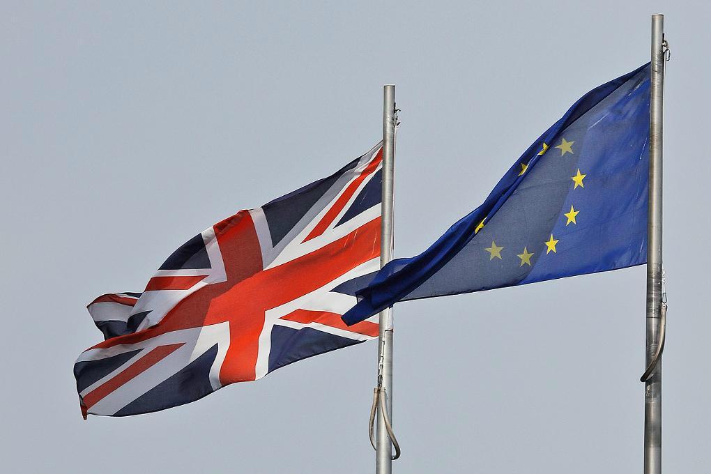
Storbritanniens och EU:s flagga. Foto: Frank Augstein/AP/TT-arkivbild                                            