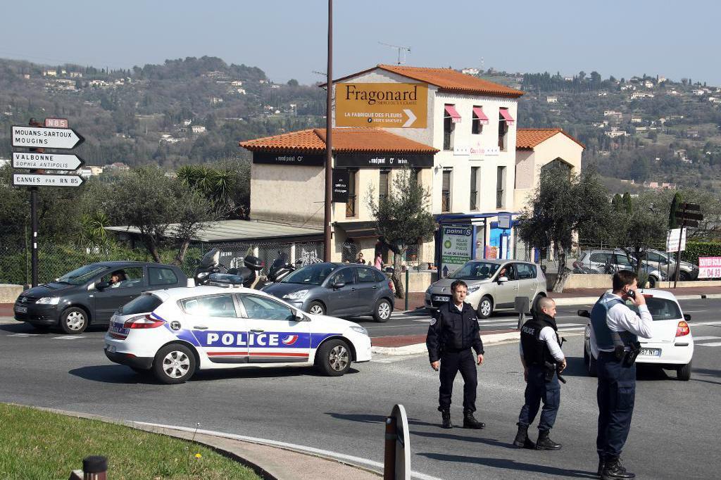
Två personer är gripna efter skottdramat på en skola i Grasse i Frankrike. Foto: Philippe Farjon/AP/TT                                            