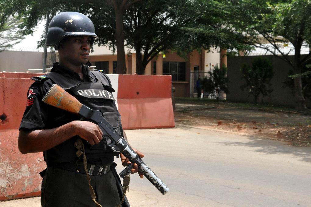 
En nigeriansk polis står vakt i den här arkivbilden från 2014. Foto: AP/TT                                            