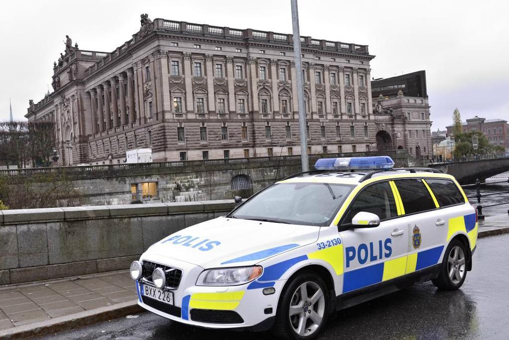 

Polisbevakning utanför Sveriges riksdag. Foto: Claudio Bresciani/TT-arkivbild                                                                                        