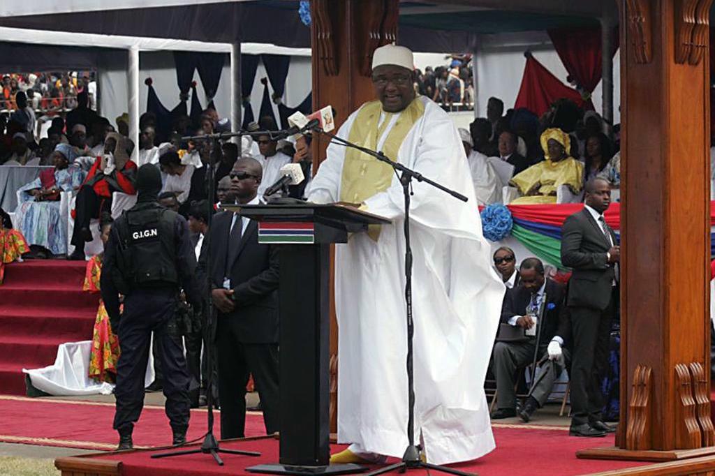 Gambias nye president Adama Barrow svors in vid en ceremoni i Banjul i februari. Foto: Kuku Marong/AP/TT