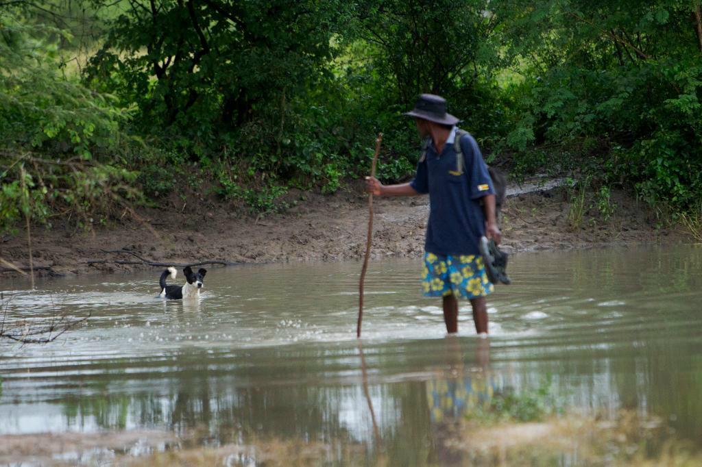 

Översvämmad väg i Tsholostho, omkring 20 mil norr om Bulawayo i Zimbabwe i början av mars. Foto: Tsvangirayi Mukwazhi/AP/TT                                                                                        