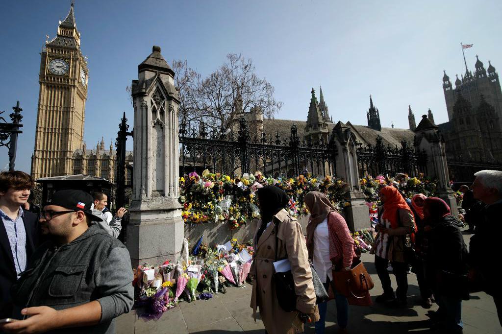 


Sorgestund utanför Westminster. Foto: Matt Dunham/AP/TT                                                                                                                                    