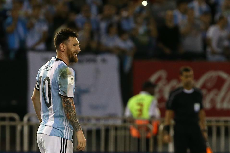 

Lionel Messi stängs av i fyra matcher för att ha förolämpat en assisterande domare under Argentinas VM-kvalmatch mot Chile. Foto: Agustin Marcarian/AP/TT                                                                                        