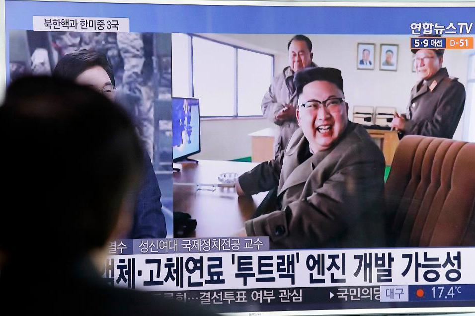 
Nordkoreas diktator Kim Jong-Un närvarar vid ett test av en ny kraftfullare raketmotor tidigare i mars, och bilderna visades i tv i Sydkorea. Foto: Ahn Young-Joon/AP/TT-arkivbild                                            