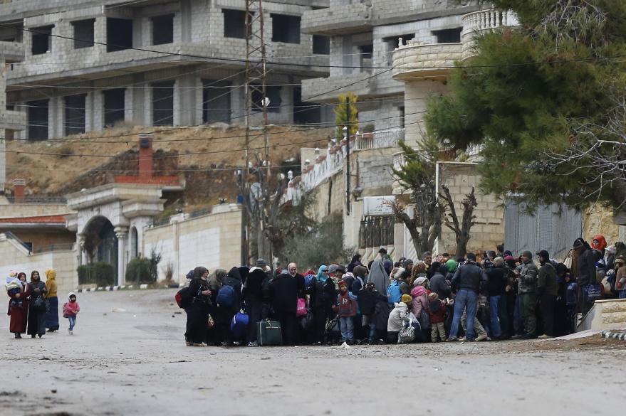 

Syrier väntandes på förnödenheter i den belägrade orten Madaya, som nu ska evakueras. Foto: AP/TT                                            