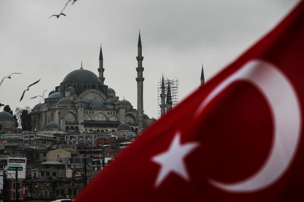 
Den turkiska flaggan vajar i Istanbul. Foto: Emrah Gurel/AP/TT                                            