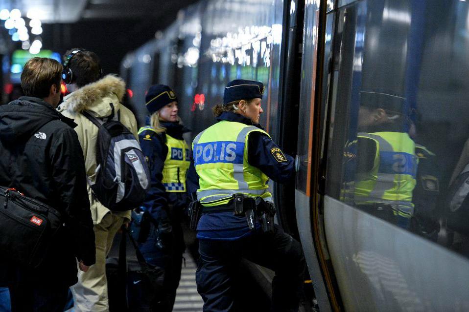 
Enligt avtalet får svenska poliser sköta gränskontrollerna redan ombord på tågen från Kastrup. Foto: Johan Nilsson / TT-arkivbild                                            
