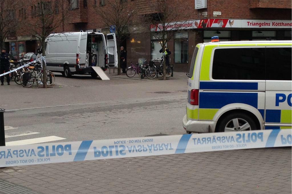 
Polisen spärrade av ett område i centrala Malmö sedan en handgranat hittats. Foto: Cecilia Klintö/TT                                            