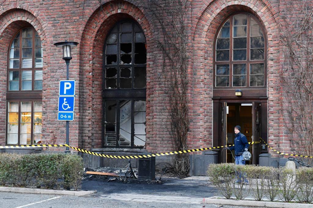 

En man omkom när en personbil körde in i Stockholms stadshus under och fattade eld. Foto: Jonas Ekströmer/TT                                                                                        