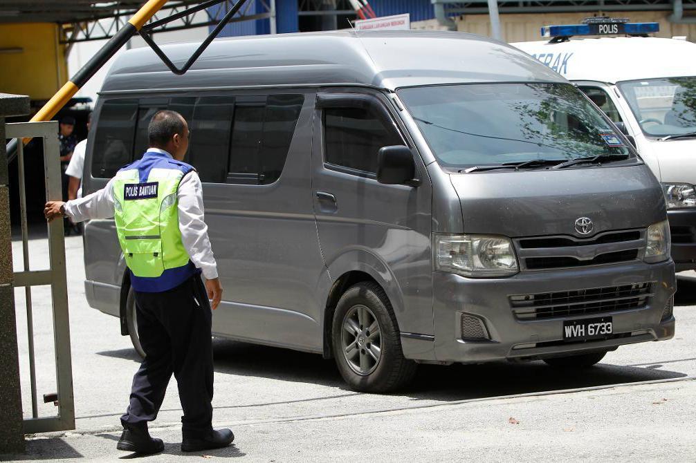 
Ett fordon som tros frakta Kim Jong-Nams kropp i Malaysias huvudstad Kuala Lumpur. Foto: Daniel Chan/AP/TT                                            
