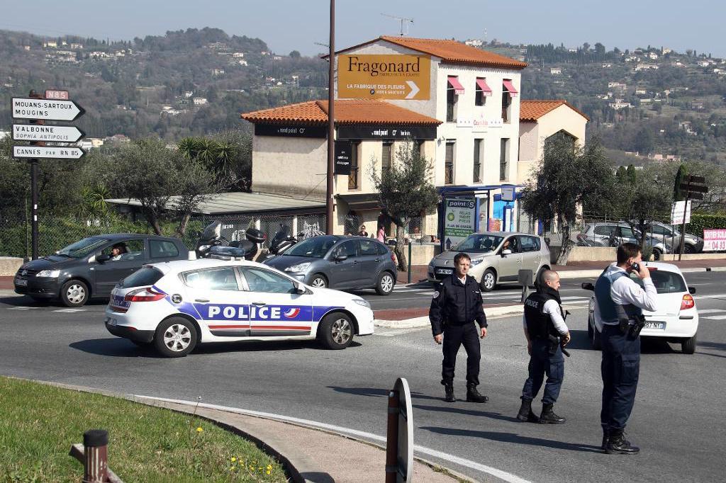 Oroliga anhöriga har uppmanats att hålla sig ifrån skolan i Grasse medan polisen säkrar lokalerna. Foto: Philippe Farjon /AP/TT