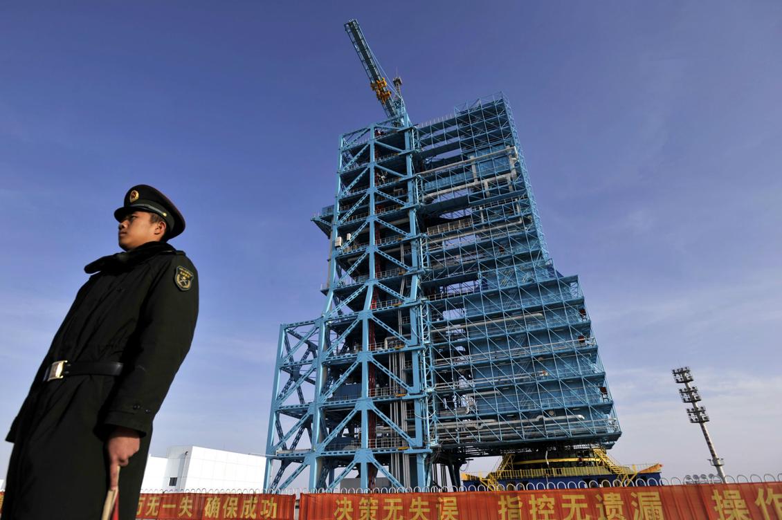 En kinesisk soldat bevakar en raket som ska skjutas upp i Gansuprovinsen 2011. Foto: STR/AFP/Getty Images