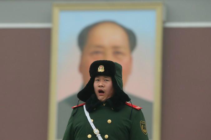 

Kinesisk soldat framför porträttet av Mao på Himmelska fridens torg i Peking. Foto: Feng Li/Getty Images                                                                                        