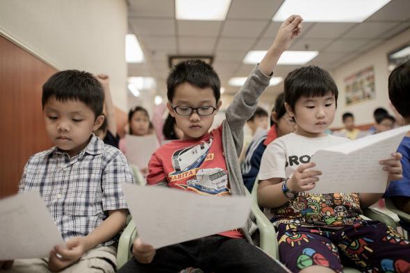 





















Språkundervisning för barn i Hongkong. Barnen lär sig att prata engelska med amerikansk accent 29 september 2013. Foto: Philippe Lopez/AFP/Getty Images                                                                                                                                                                                                                                                                                                                                                                                                                                                                                                                                                                                                                                                                                                                                                                                                                                                                                                                                                                                                        