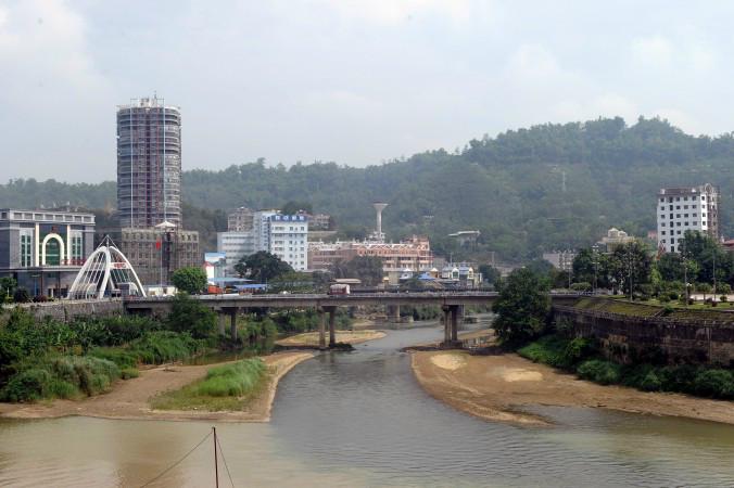 Gränsen mellan Kina och Vietnam, i den vietnamesiska staden Lao Cai. Kinesiska gäng kidnappar och dödar vietnameser för deras organ, enligt vietnamesiska medier. Foto: Hoang Dinh Nam/AFP/Getty Images