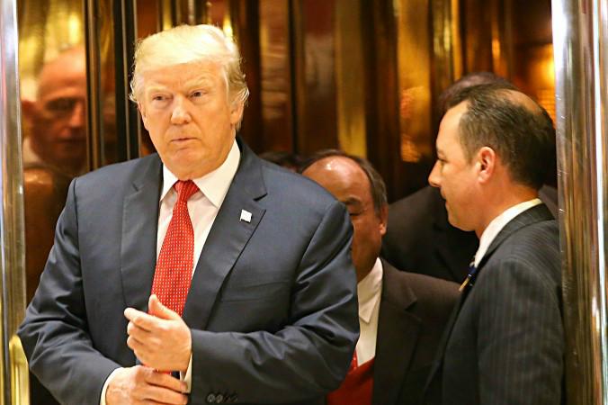 Den tillträdande presidenten Donald Trump talar med media i Trump Tower i New York den 6 december. Potentiella medlemmar av hans kabinett har haft möten med honom och hans övergångsteam de senaste veckorna. Foto: Spencer Platt/Getty Images