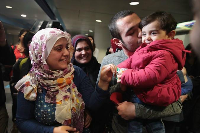 Den syriska flyktingen Baraa Haj Khalaf och hennes dotter Shams välkomnas av sin mor och bror vid ankomsten till O’Hare Airport i Chicago den 7 februari 2017. Foto: Scott Olson/Getty Images