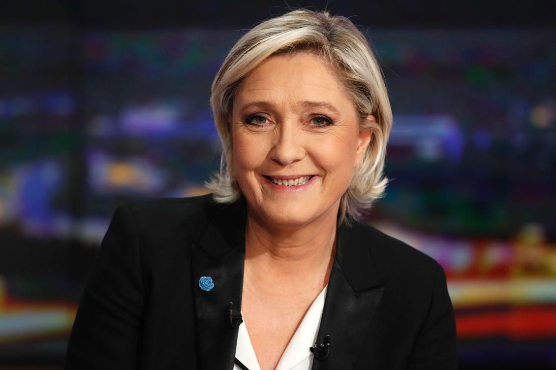 Den franska presidentkandidaten och Nationella frontens partiledare, Marine Le Pen;  intervjuas i fransk TV 22 februari. Foto: Patrick Kovarik /AFP/Getty Images