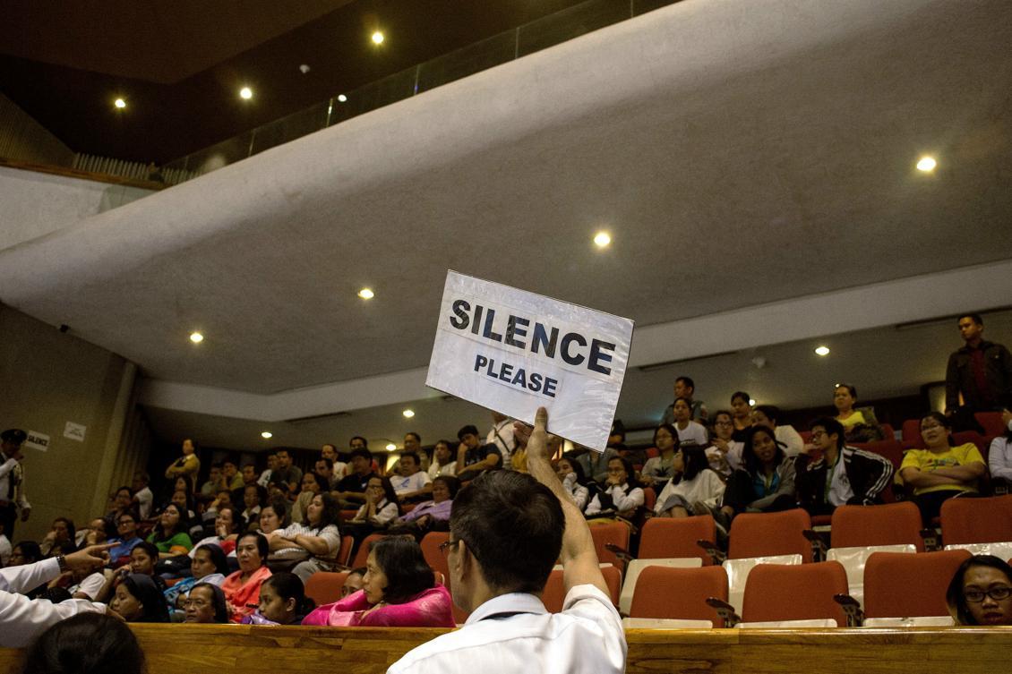 
Skylten som hålls upp i Filippinernas parlamentet,  ber om tystnad inför omröstningen av dödsstraffets återinförande.  Foto: Noel Celis /AFG/Getty Images                                            