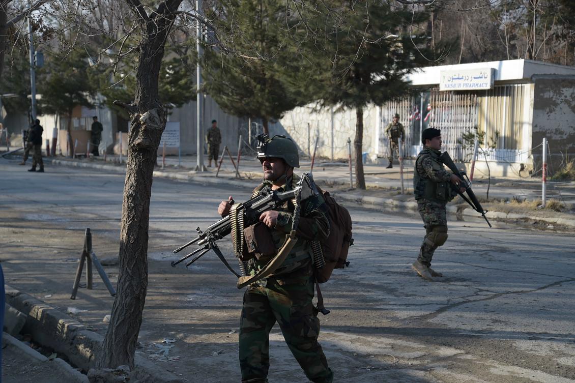 Militär vaktar nu ingången till sjukhuset i Kabul. Foto: Shah Marai /AFP/Getty Images)