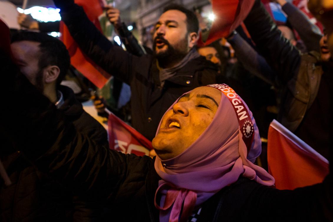Protester utanför det holländska konsulatet i Ankara efter att den turkiske utrikesministern nekats valtala i Rotterdam. Foto: Chris McGrath/Getty Images