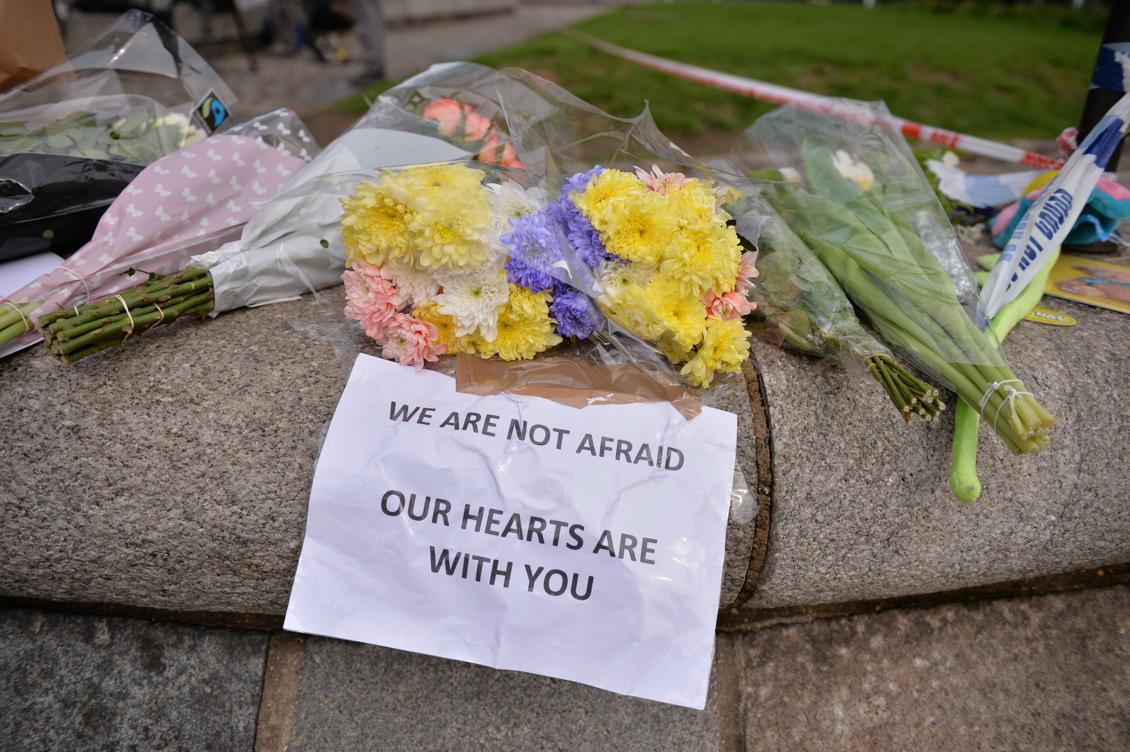 

"Vi är inte rädda. Våra hjärtan är med er," säger lappen till offren i London-attacken. Foto: Justin Tallis /AFP/Getty Images                                                                                        