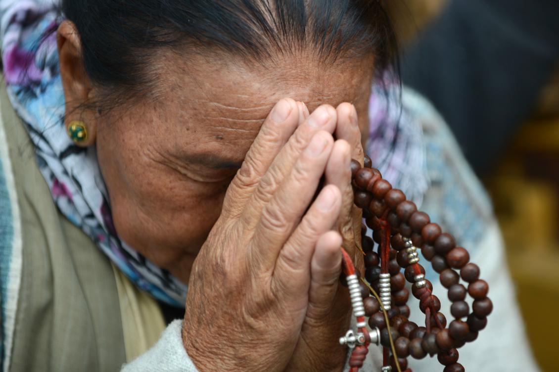 En nepalesisk buddhist ber i Kathmandu, 24 mars 2017. Foto: Prakash Mathema/AFP/Getty Images