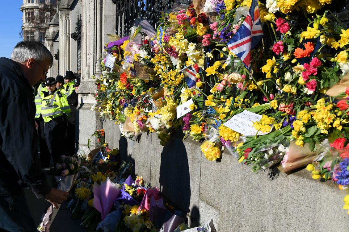 Människor lämnar blommor utanför parlamentsbyggnaden i London. Foto: Chris J Ratcliffe/AFP/Getty Images