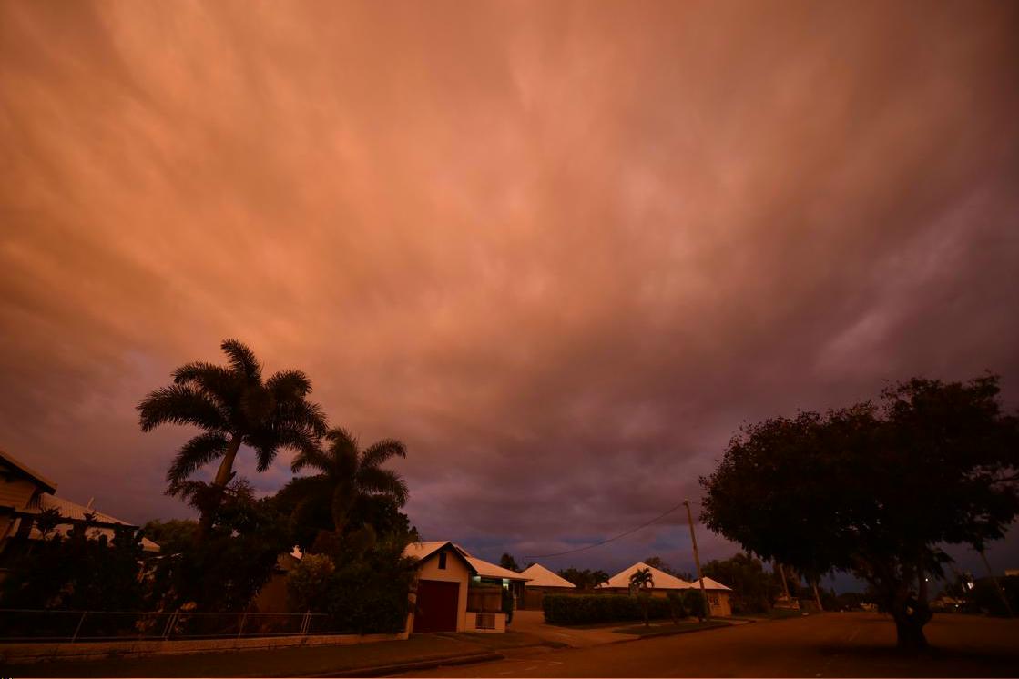 Stormmoln drar in över staden Ayr i norra Queensland, Australien. Tusentals människor har evakuerats innan cyklonen Debbie drar in med svår förstörelse som följd. Foto: Peter Panks /AFP/Getty Images
